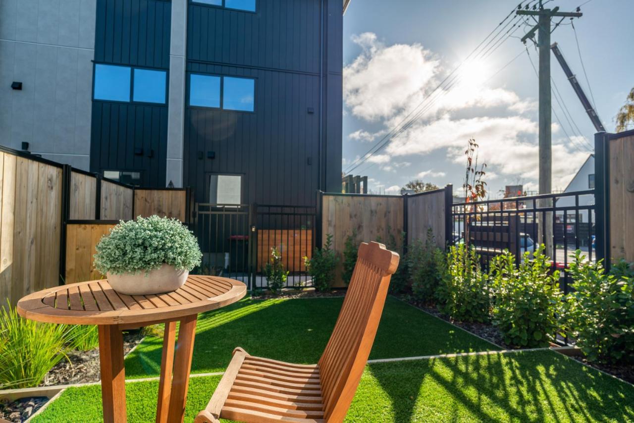 King Bed On Hagley Park Corner In The Cbd Apartment Christchurch Exterior photo